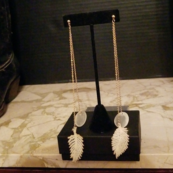 "CLOTH AND SHELL FEATHER LONG EARRINGS"!💕 - Picture 4 of 4